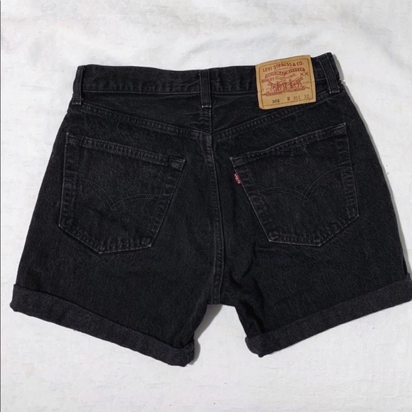 🌸 The Perfect High Waisted Levi Shorts 🌸 - Picture 3 of 3